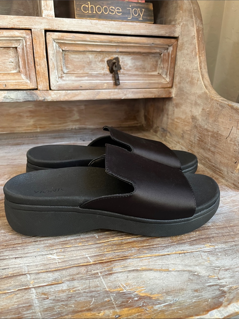 🖤 Vionic Monica Platform Sandals / Slides Size 9 Black Satin Sheen Outer